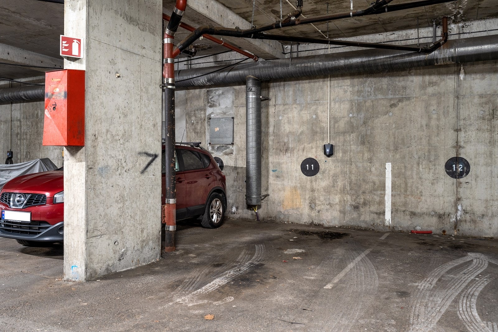 Fast plass i felles garasjeanlegg med ladeboks. God høyde i garasjeanlegg gir mulighet for høy bil Galleribilde