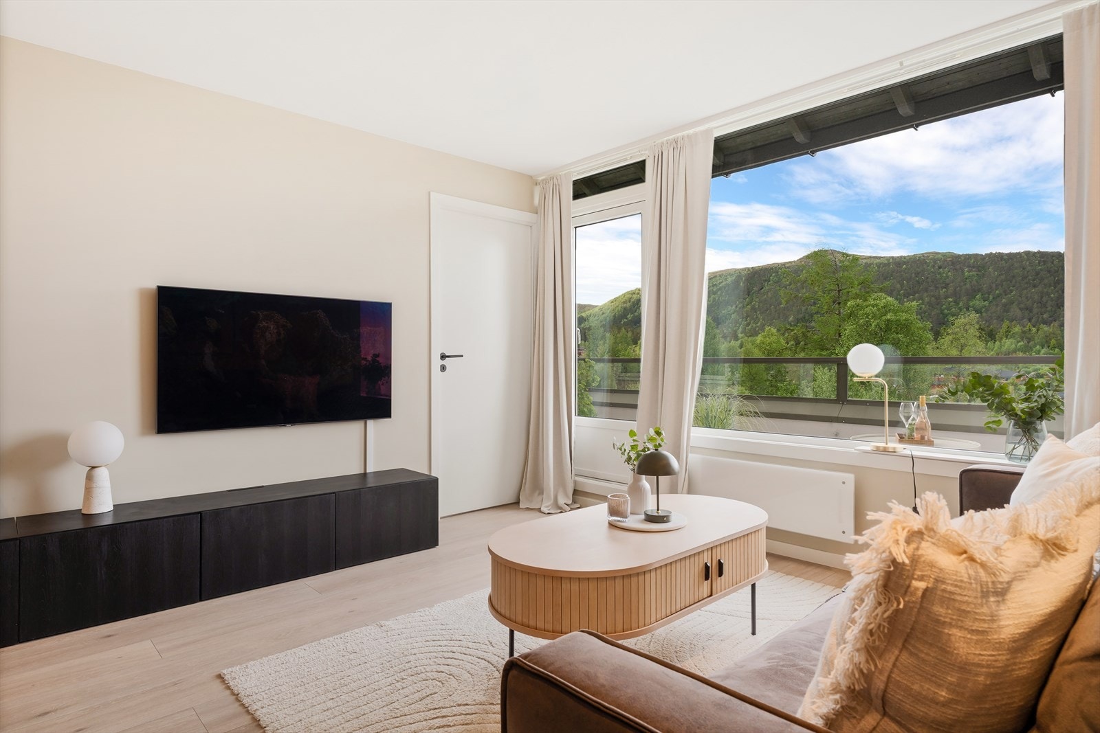 Utgang fra stue til en solrik altan på ca 13 m² Galleribilde