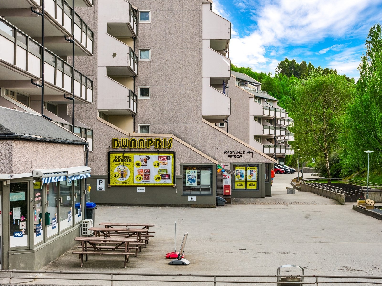 På Ulvedalen Torg er det ellers bl.a. butikk (også søndagsåpen), legesenter, frisør og berømte Efes Pizza Galleribilde
