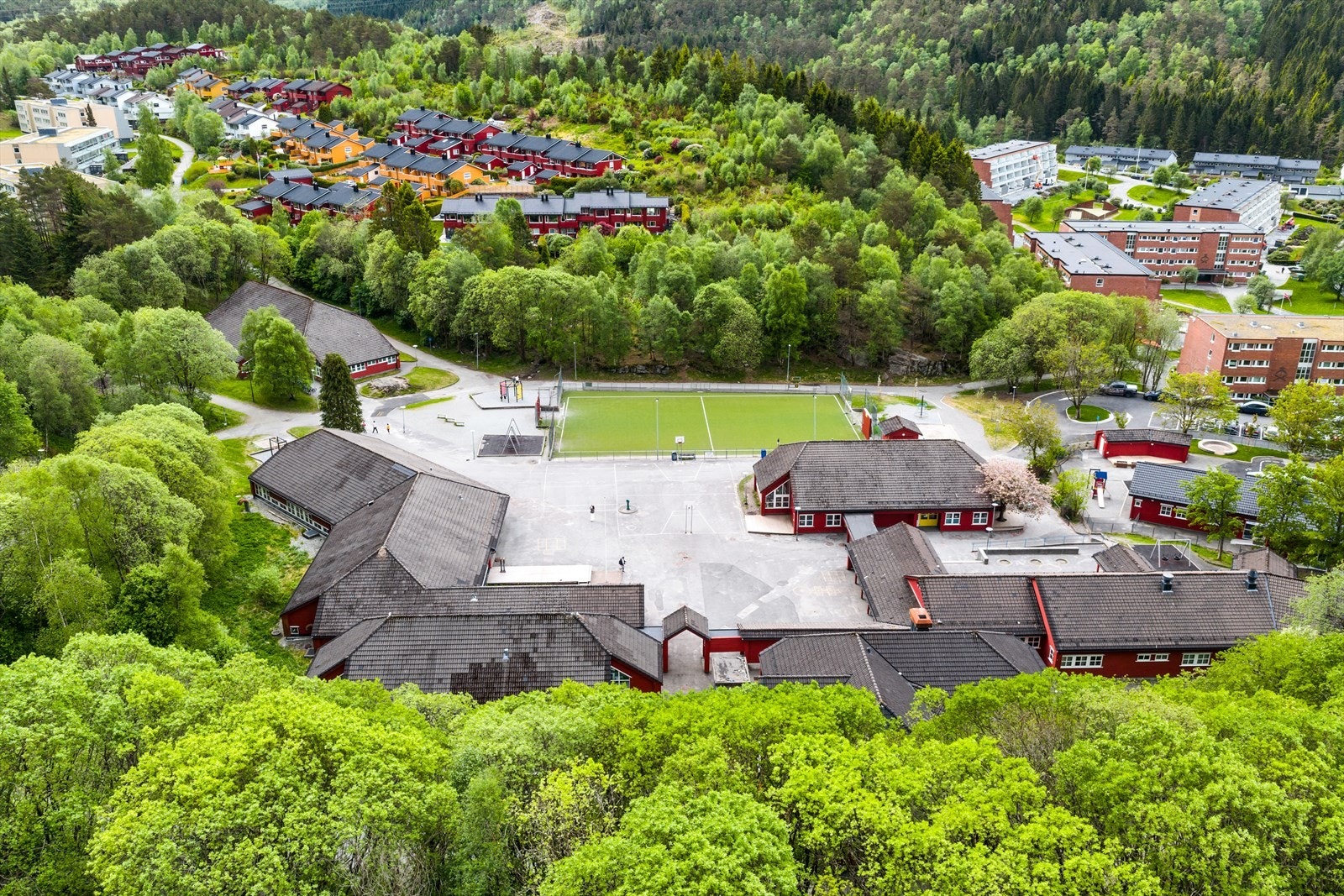 Flaktveit skole ligger kun en kort spasertur unna Galleribilde