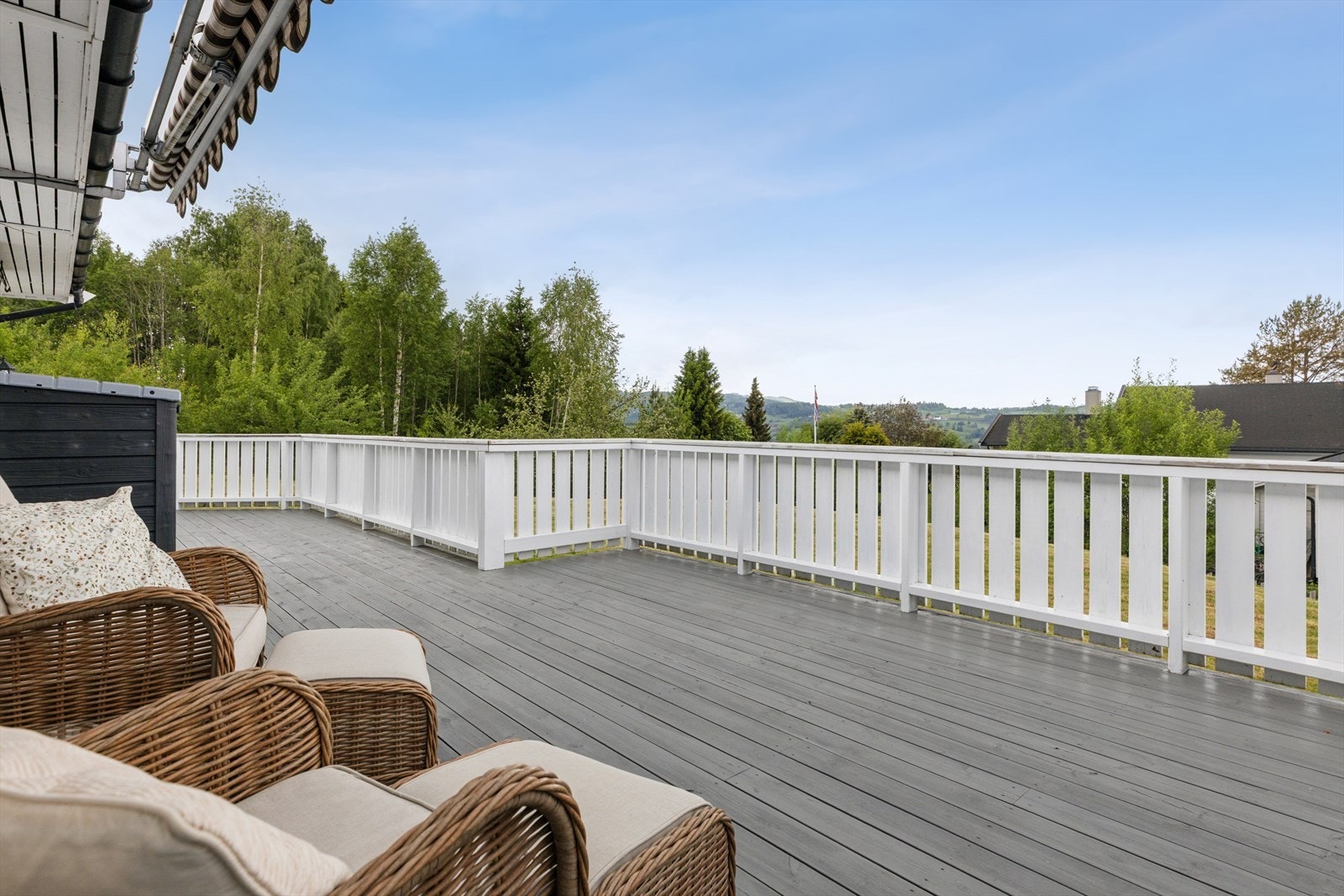 Den romslige terrassen har god plass til flere sittegrupper. Galleribilde