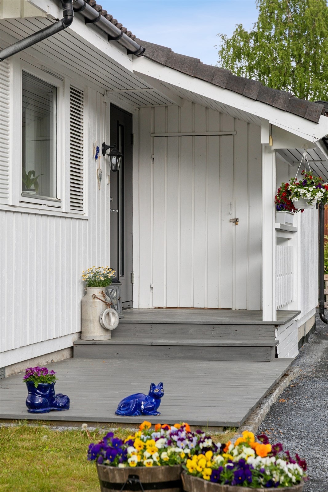 Overbygd inngangsparti med en platting på cirka 13 m². Galleribilde