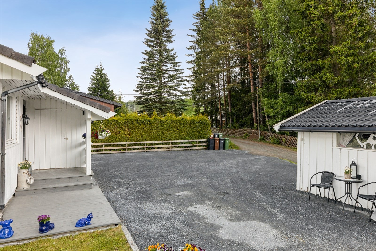 På tomten er det en garasje med tilhørende bod, samt en egen dukkestue. Galleribilde