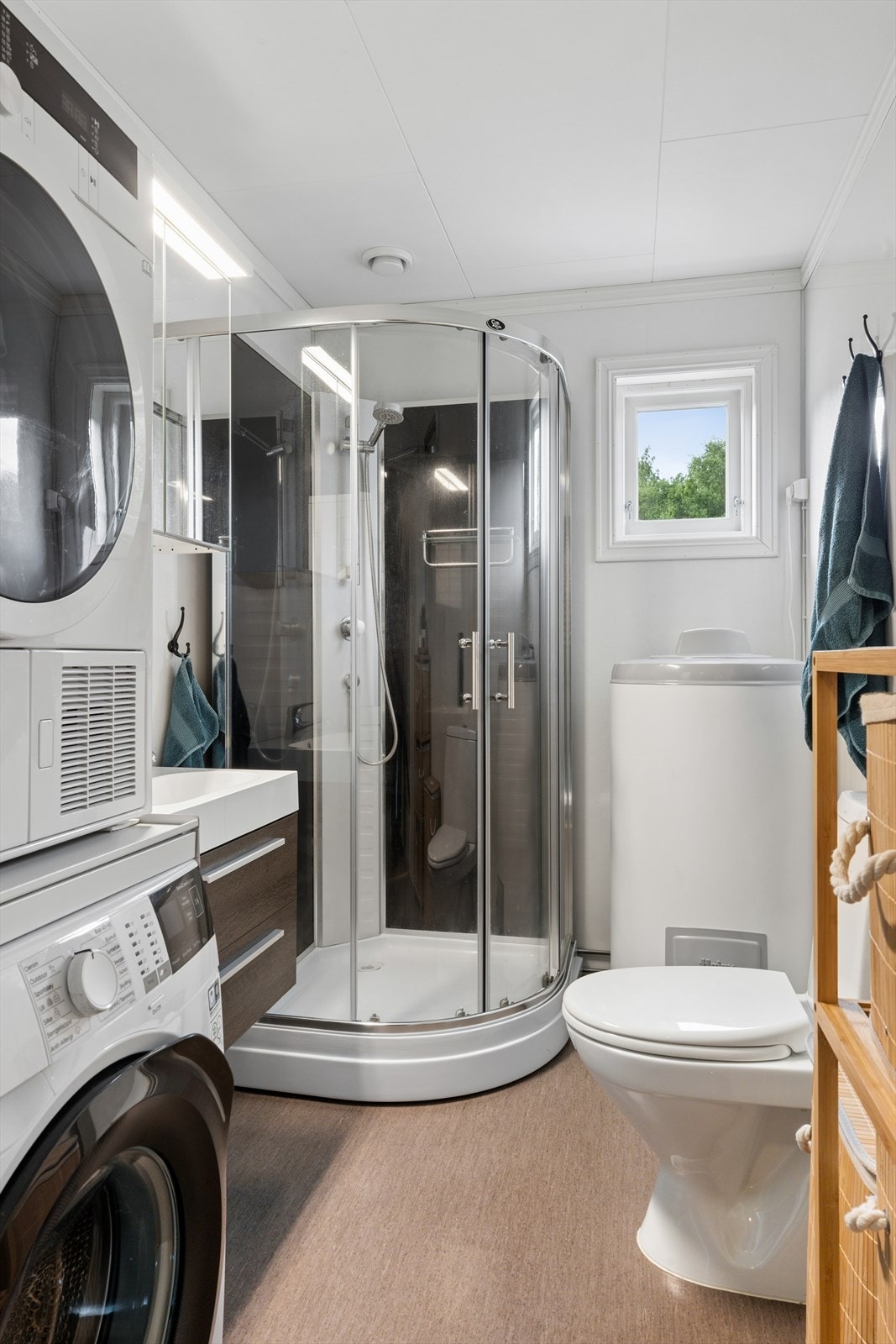 Badet ble oppgradert i 2022 av selger og har baderomsplater på veggene og belegg på gulv. Galleribilde