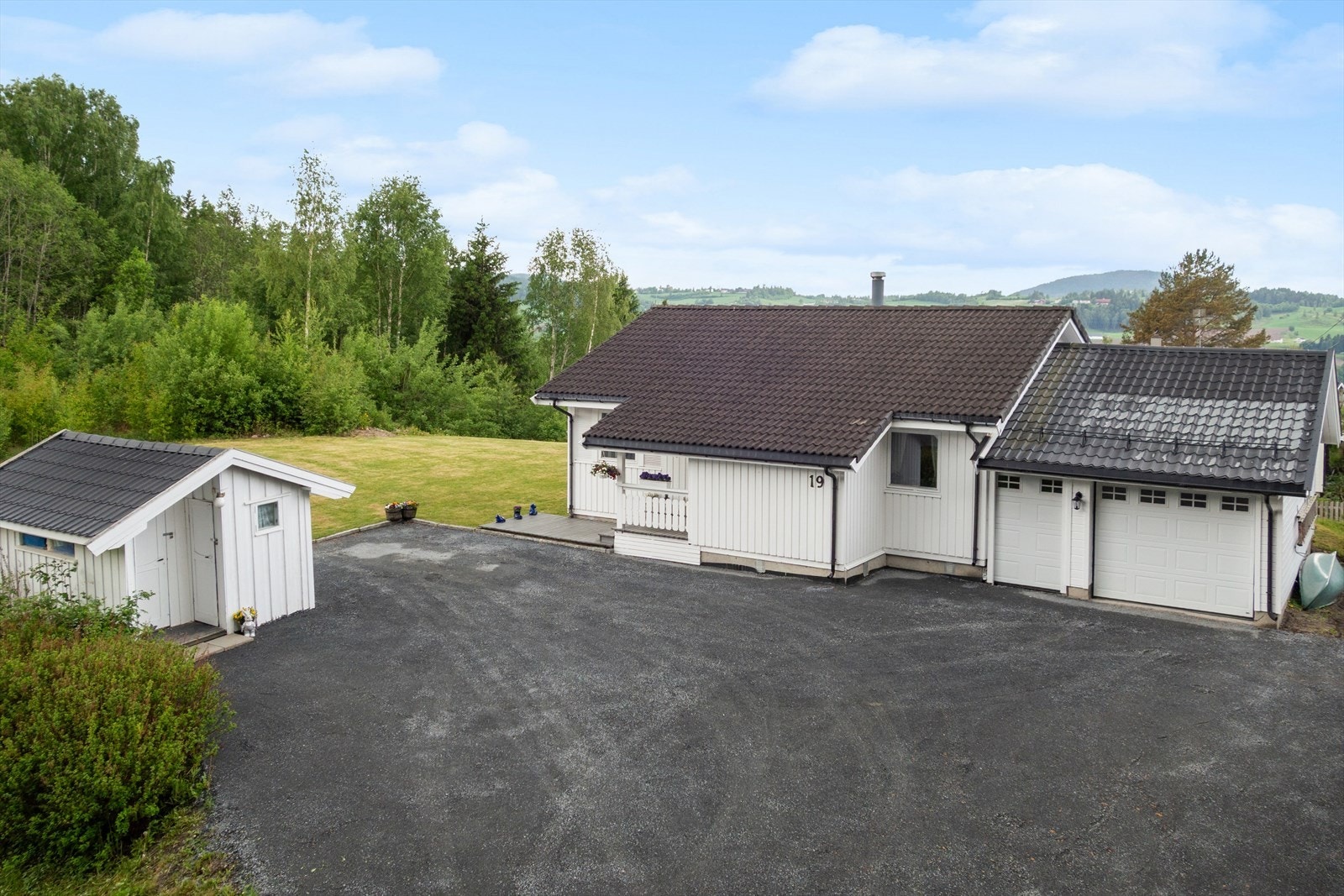 Enebolig over ett plan med garasje, beliggende innerst i en blindvei i et etablert boligområde. Galleribilde