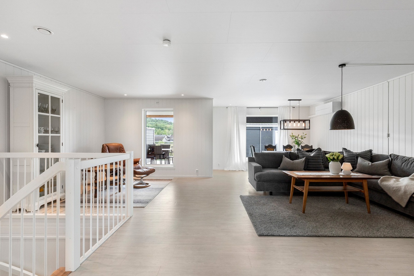 En innholdsrik bolig med bla. 3 soverom, solrike uteplasser, romslig stue/kjøkkenløsning med påfølgende bod/spisskammers. Galleribilde