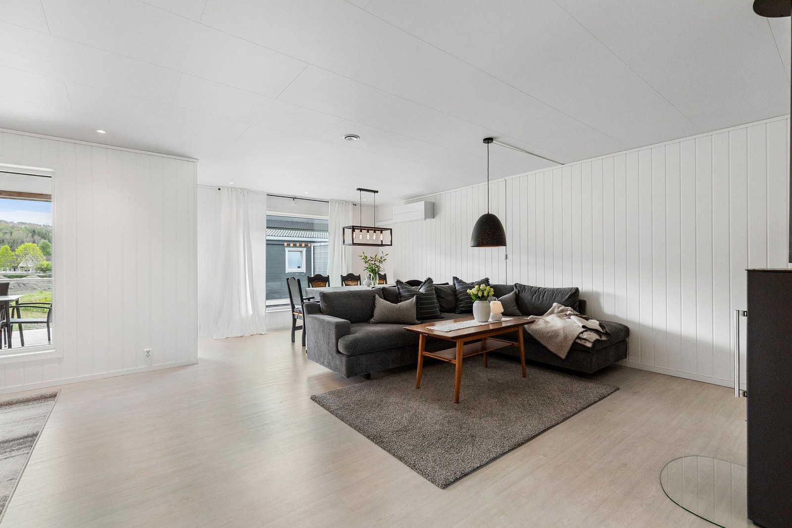 Det er klikkvinyl på gulv, panelplater på vegger og takess med downlights i himling. Galleribilde