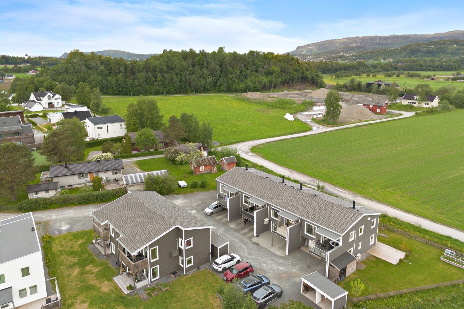 Boligen ligger i et barnevennlig område med kort veg til bla. skole, barnehage og dagligvarehandel, samt at det er flatt landskap og enkel adkomst med sykkel inn til sentrumskjernen. Galleribilde