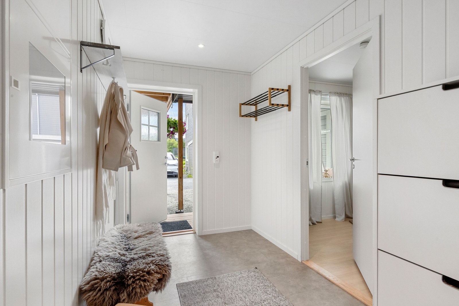 Det er parkering i carport med elbillader. Galleribilde