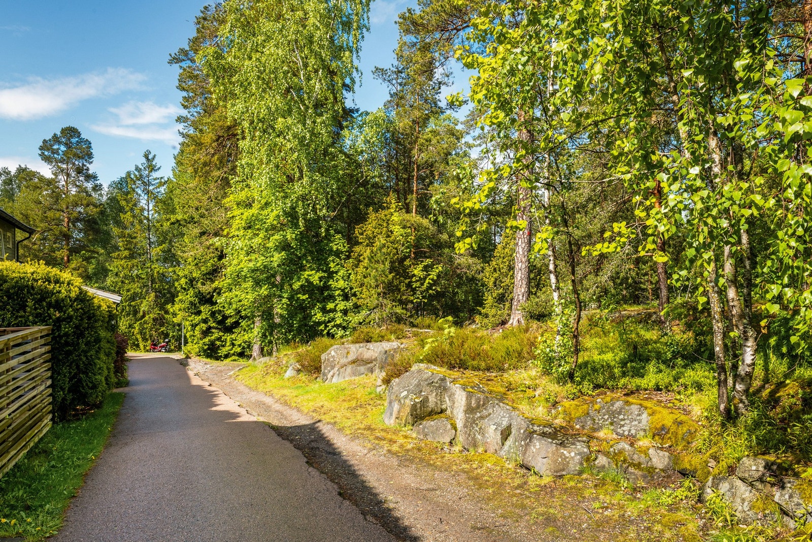 Utenfor inngangsdøren er det et friareal på borettslagets område. Galleribilde