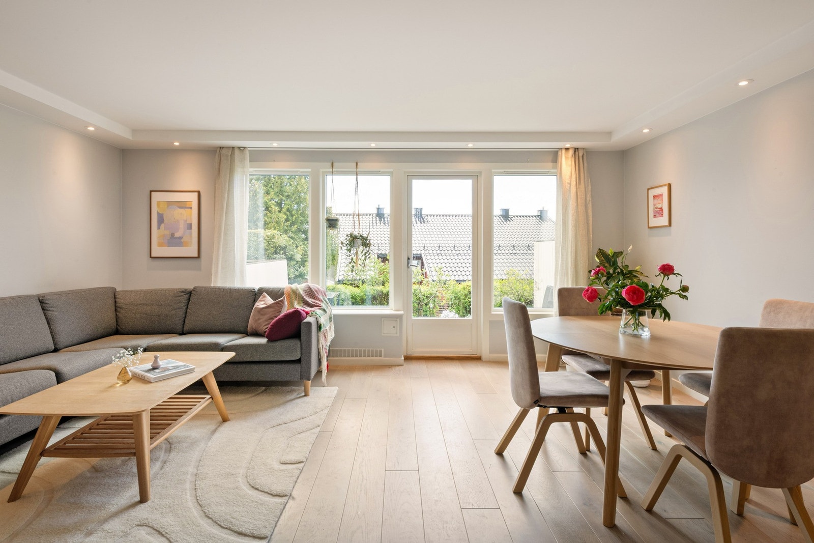 Stuen er 25 m² og har utgang til terrasse og hage. Store vindusarealer mot vest, gir et lyst og luftig inntykk hvor man kan nyte solen til sent på kvelden sommerstid. Led downlights i taket. Galleribilde