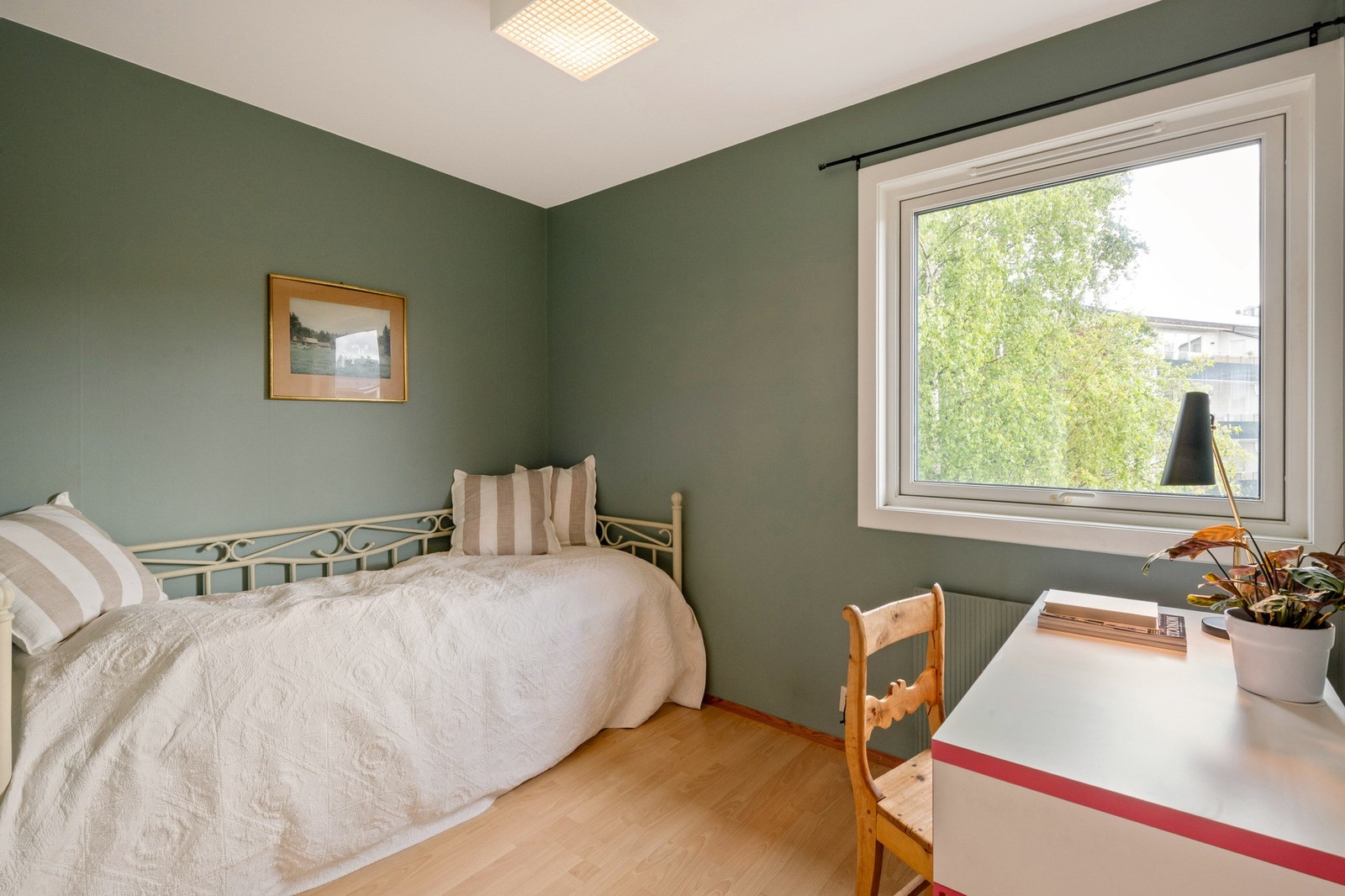 Soverom 3. Malte vegger og laminat på gulv. Garderobeskap i det ene. Galleribilde