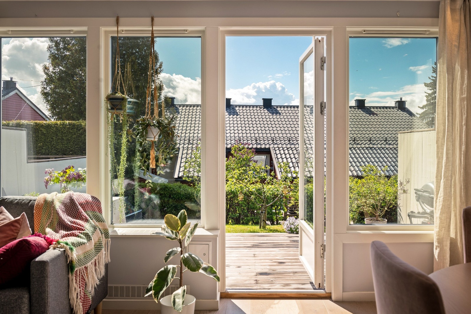 Terrassen og hage har enkel adkomst fra stuen. Galleribilde