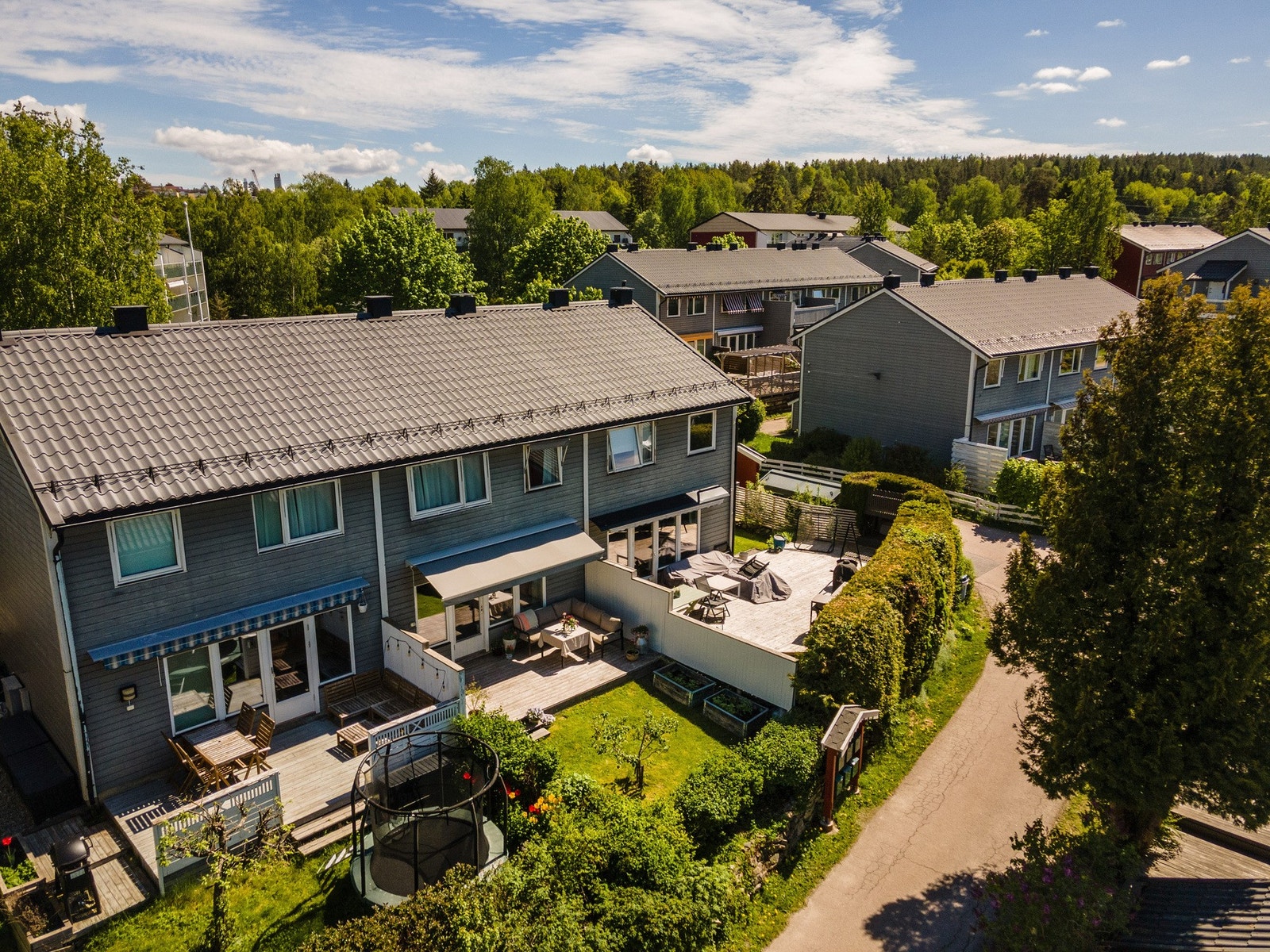 Terrasse, ca. 16 m² og hage med ettermiddags- og kveldssol. Galleribilde