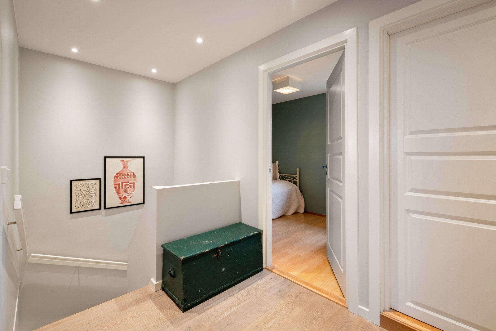 Gang i 2. etasje med downslights. Samme enstavsparkett i gangen og hovedsoverom som nede i 1. etasje. Galleribilde