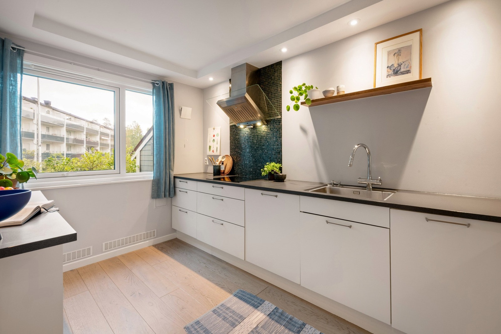Hyggelig inngangsparti og frokostplass rett utenfor kjøkkenvinduet. Innebygd radiator. LED downlights i taket. Galleribilde