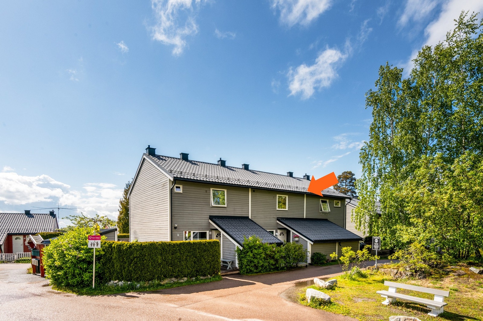 Flott og sentral beliggenhet i borettslaget, like ved friareal. Inngangspartiet har morgen- og formiddagssol. Galleribilde
