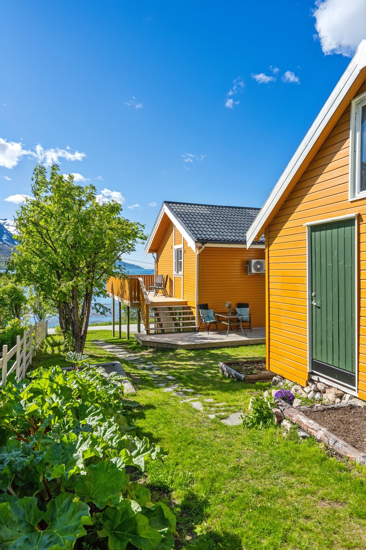 Hagen er pent opparbeidet med plen og beplantning. Galleribilde