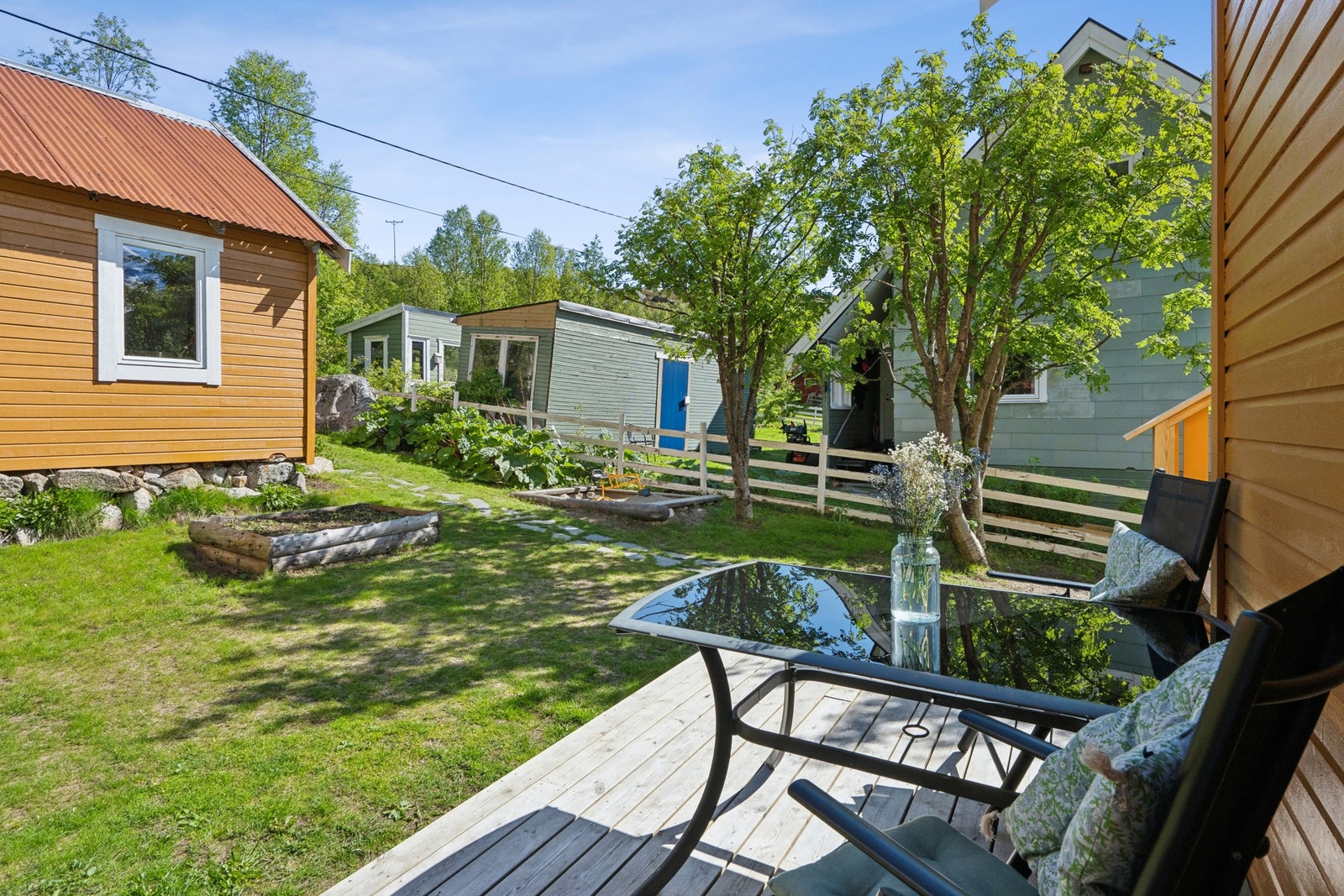 Markterrasse med utgang til hagen, en usjenert og fin uteplass. Galleribilde