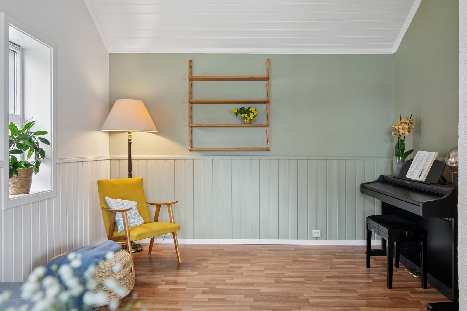 Stuen er enkel å møblere og har plass til flere sittegrupper. Galleribilde