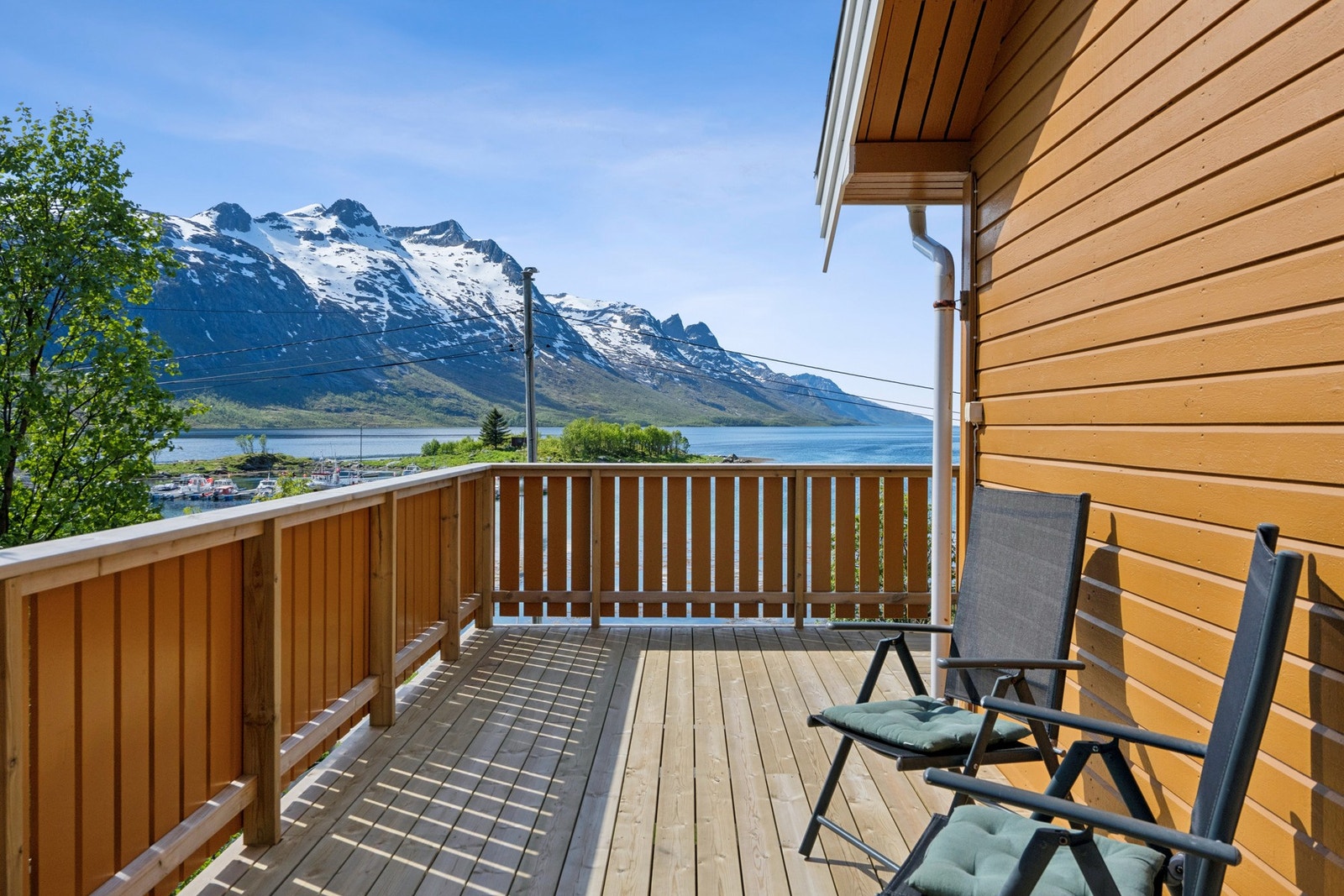 Fra balkongen er det en fantastisk utsikt over Ersfjorden. Galleribilde
