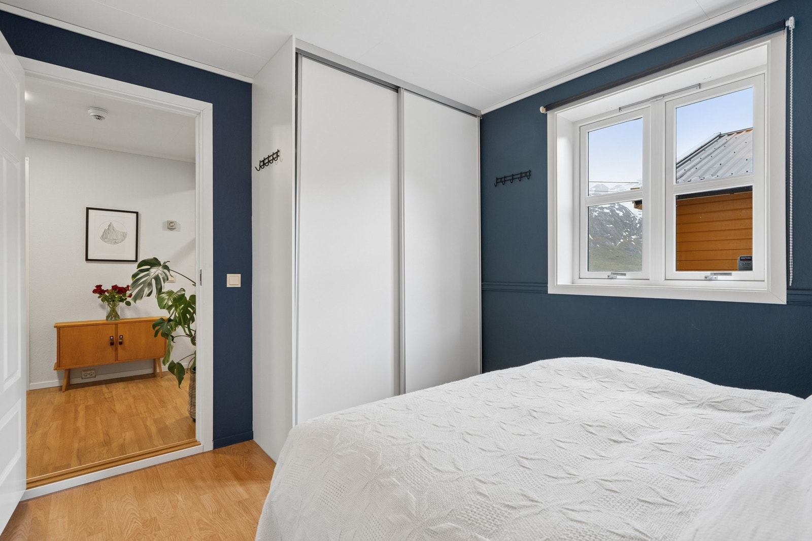 Praktisk garderobeløsning med skyvedører. Galleribilde