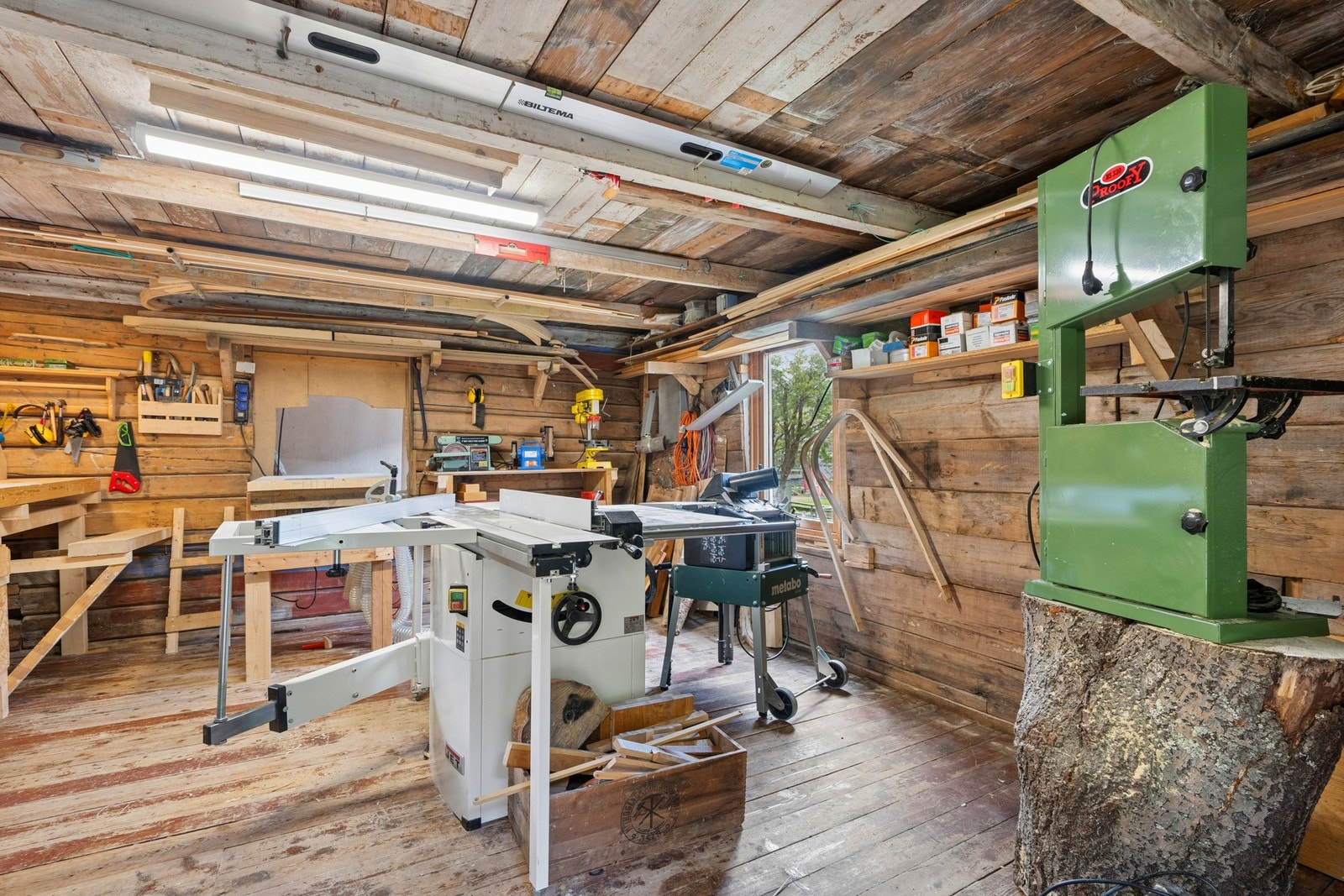 Bod/sjå på eiendommen, innredet som verksted/hobbyrom. Galleribilde