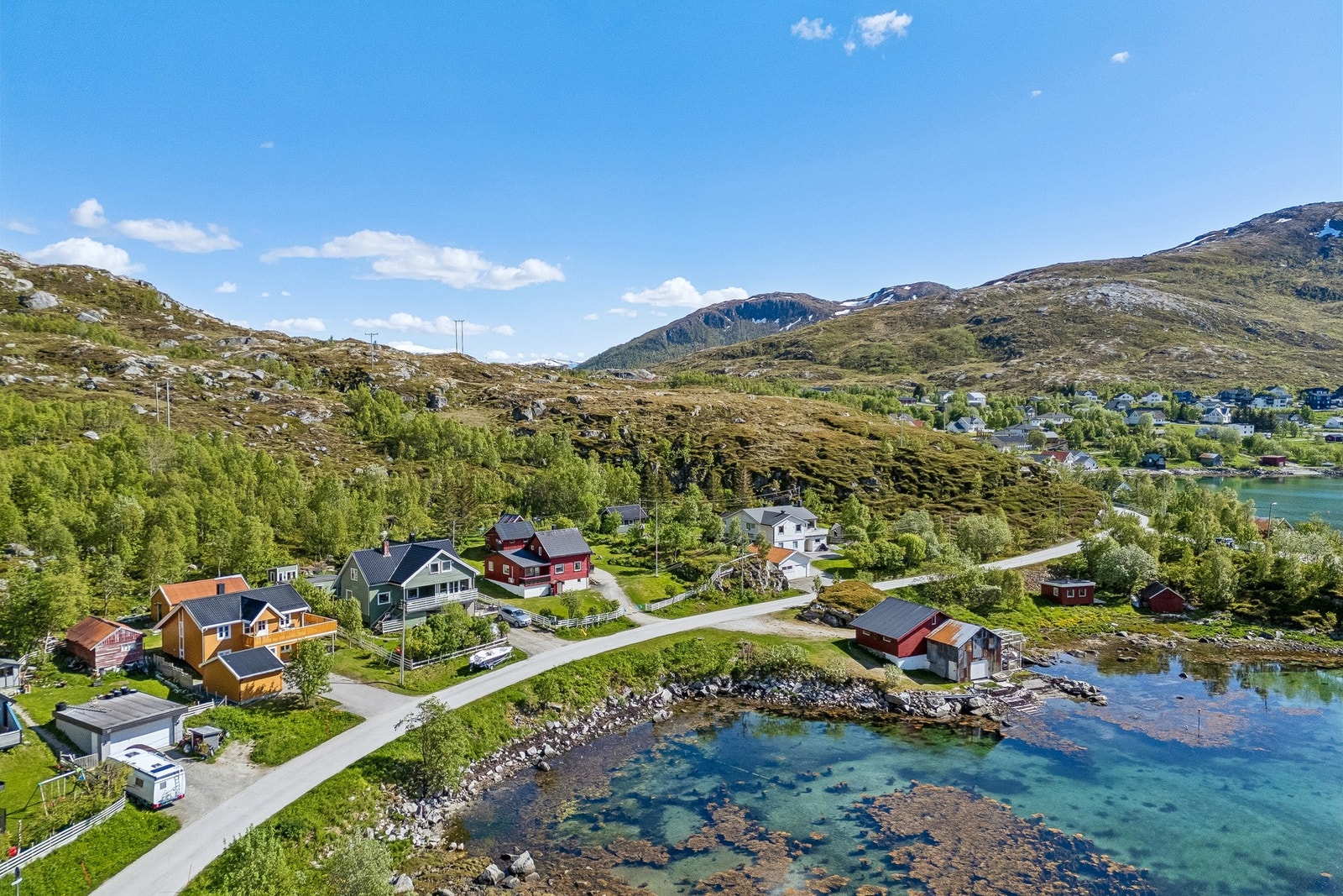 Nærområdet, som er preget av spredt boligbebyggelse og storslått natur. Galleribilde