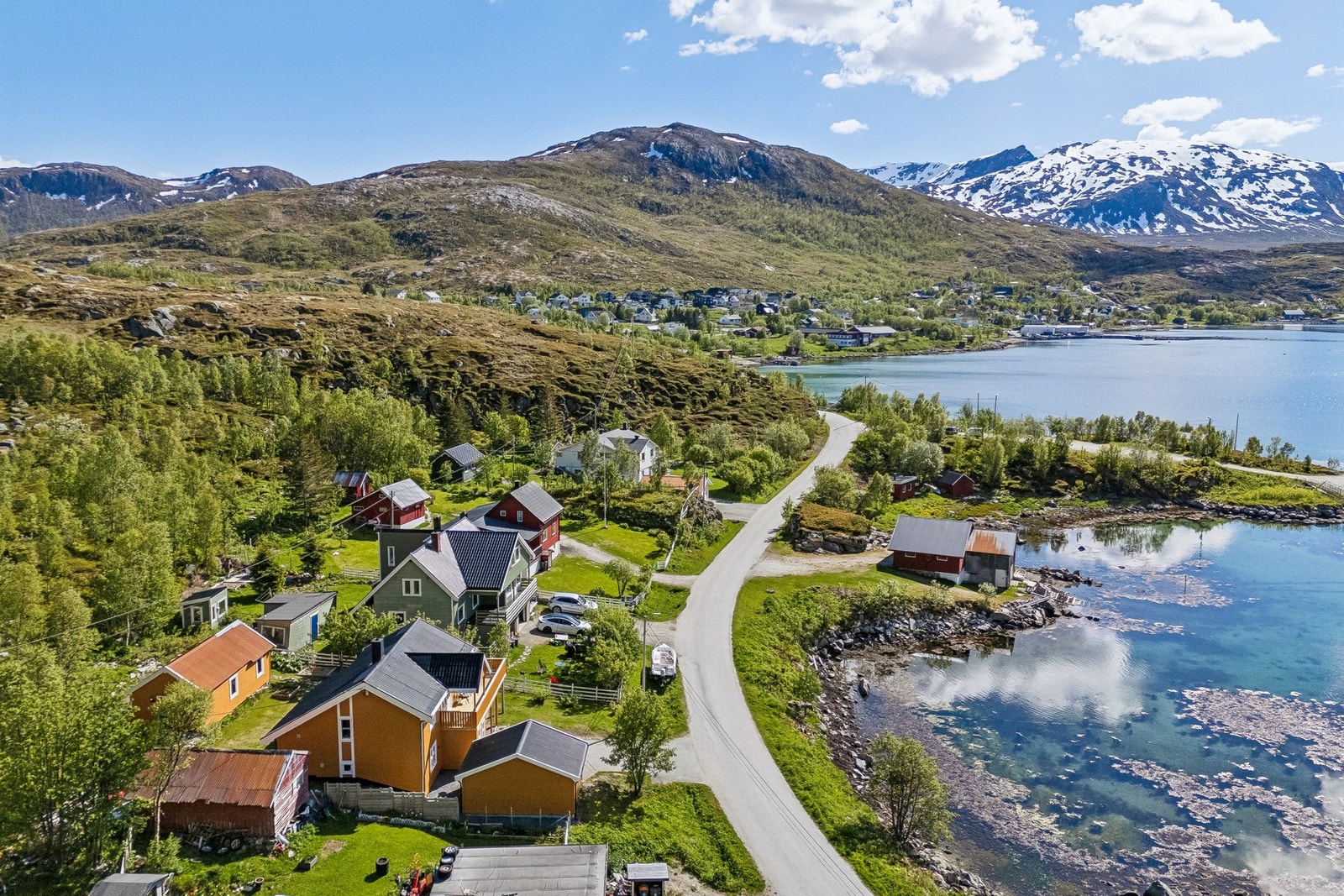 Det er ca 30 minutters kjøring til Tromsø sentrum. Galleribilde