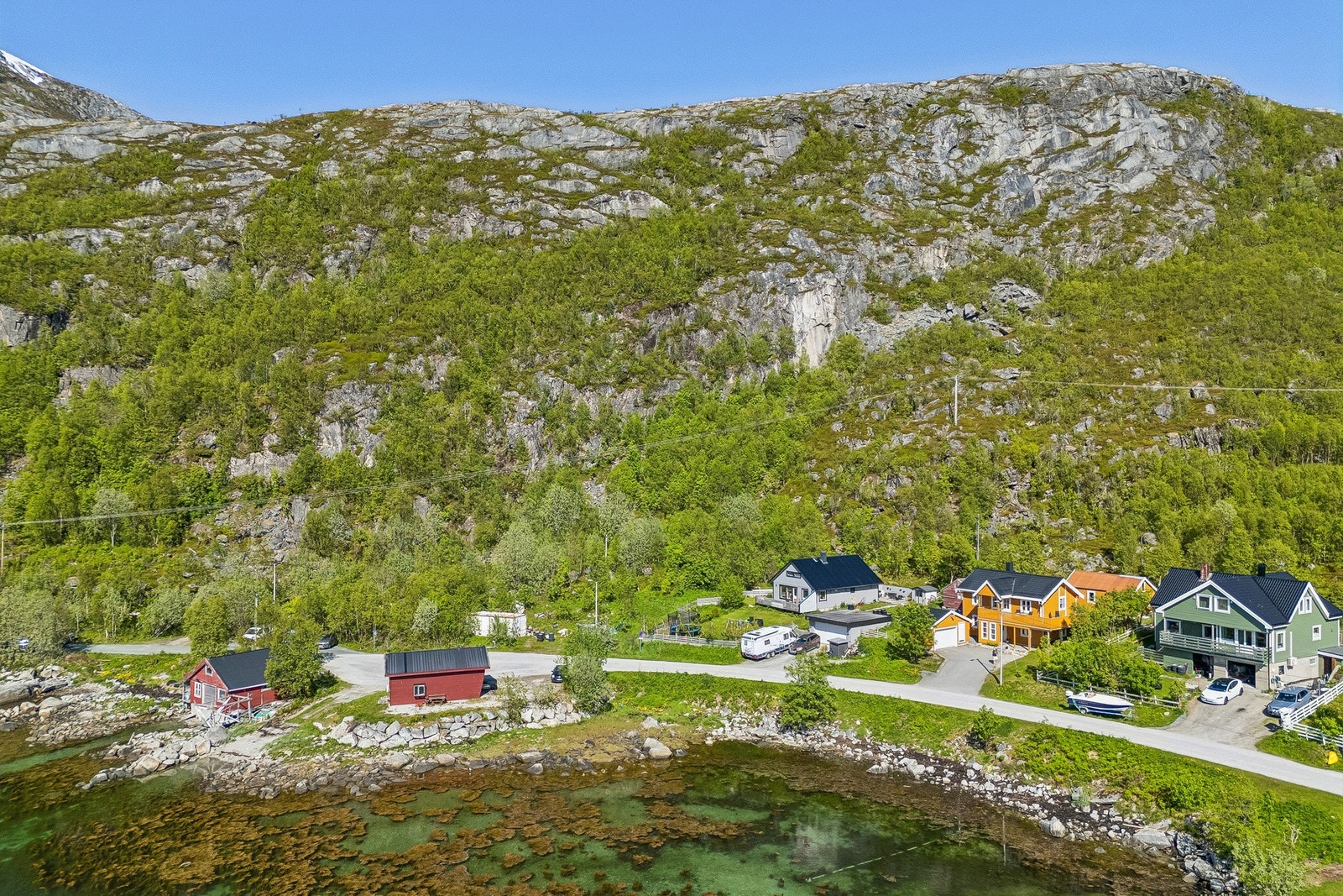 Boligen ligger rolig og tilbaketrukket til langs en blindvei som gir lite gjennomgangstrafikk. Galleribilde