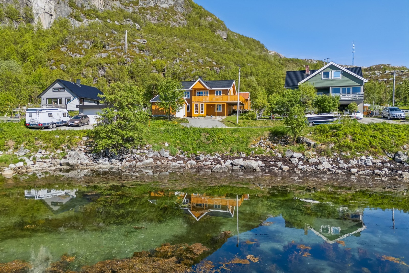 Eiendommen ligger idyllisk til ved sjøkanten i Ersfjordbotn. Galleribilde