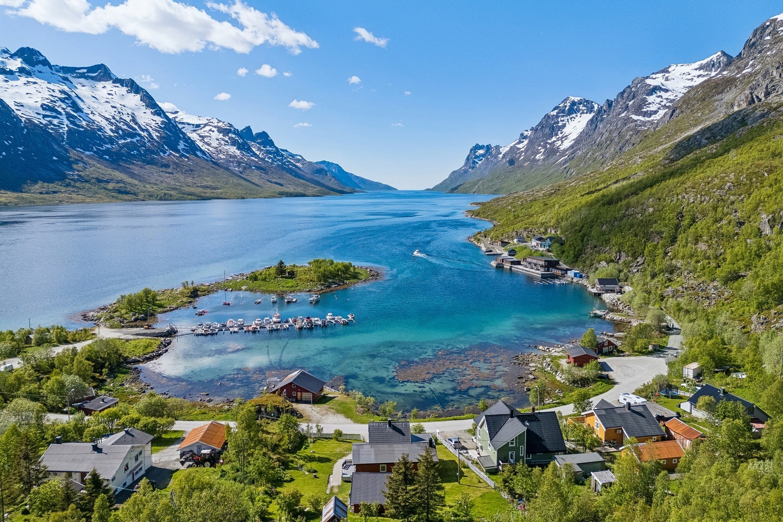 Beliggende i naturskjønne Ersfjordbotn, med umiddelbar nærhet til turterreng og kort vei til Ersfjordbotn skole. Galleribilde