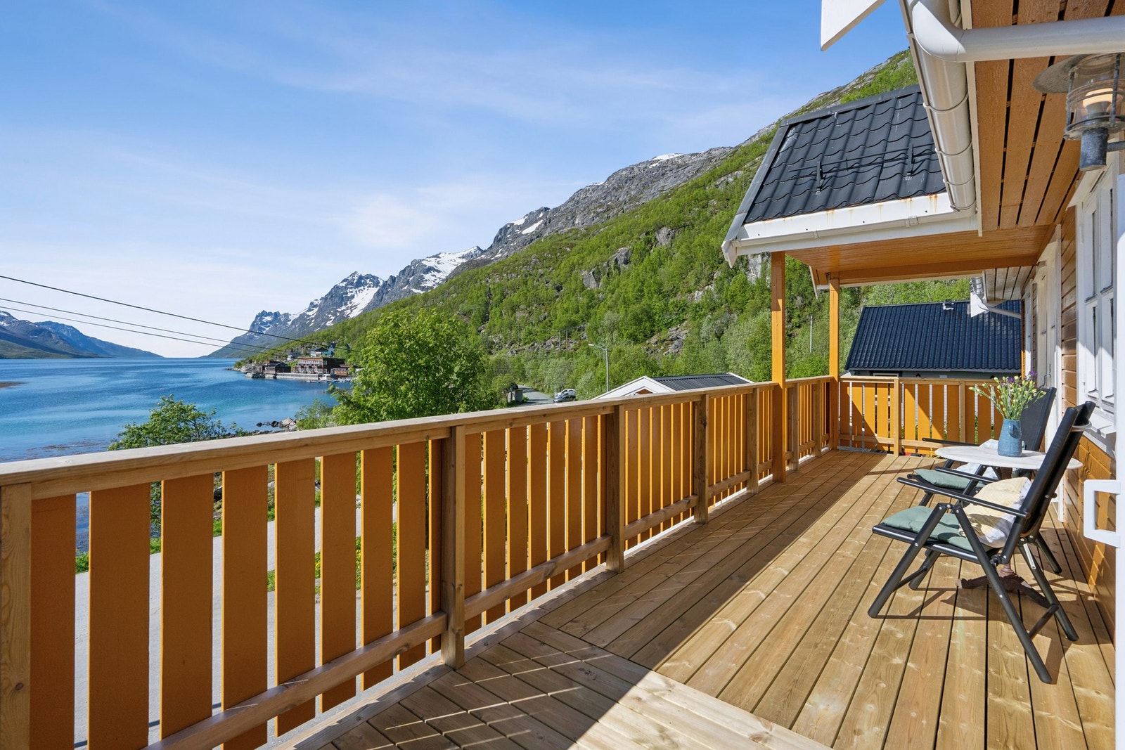 Utsikten strekker seg utover Ersfjorden mot de karakteristiske fjellene. Galleribilde