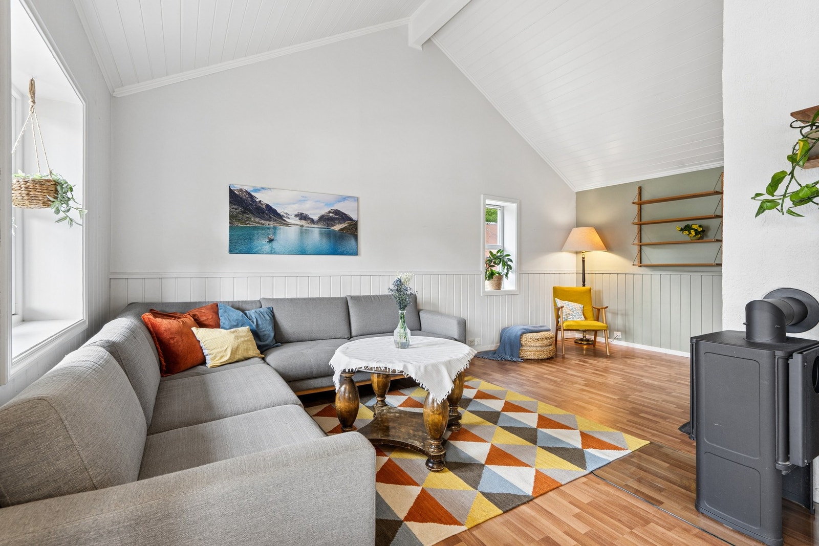 Stuen har plass til en stor sofagruppe og nyter godt av lysinnslipp fra flere vinduer. Galleribilde