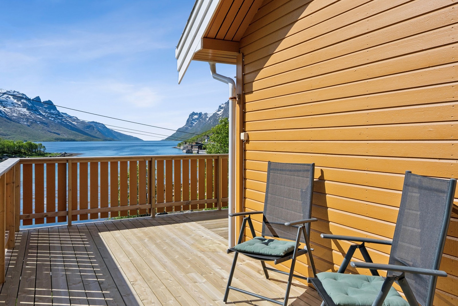 Balkongen fungerer som en flott forlengelse av stuen på sommerstid. Galleribilde