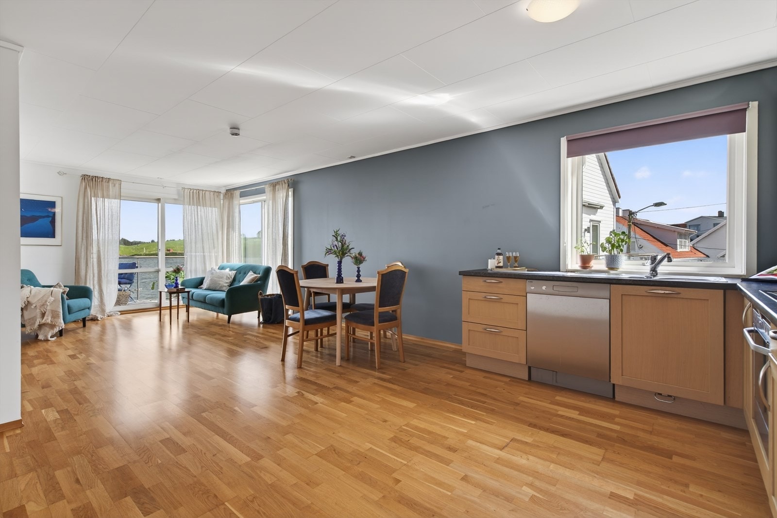 Stuen har god plass til både sofa og en større spisegruppe Galleribilde