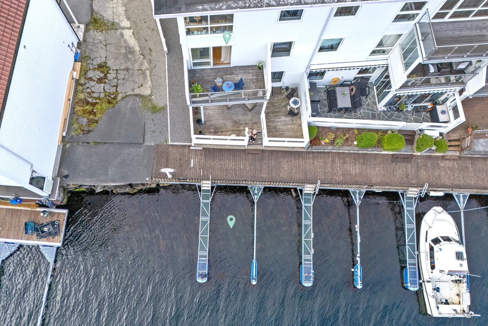 Med leiligheten medfølger det båtplass, med enkelt tilkomst. Her kan man ta seg ut på lengre turer eller korte turer inn til byen. Galleribilde