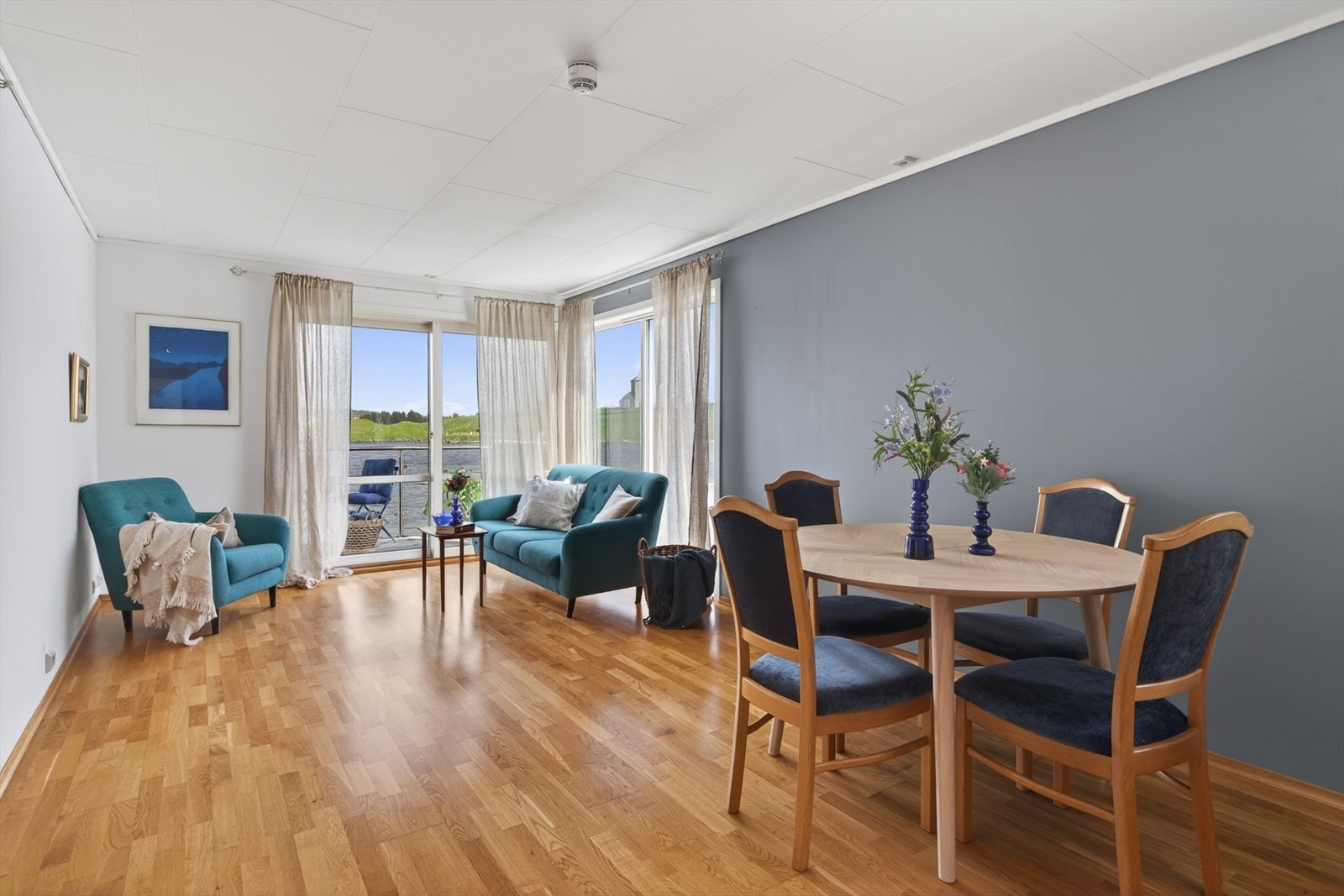 Stue med store vindusflater som gir godt lysinnslipp. Stuen har også flere møbleringsmuligheter Galleribilde