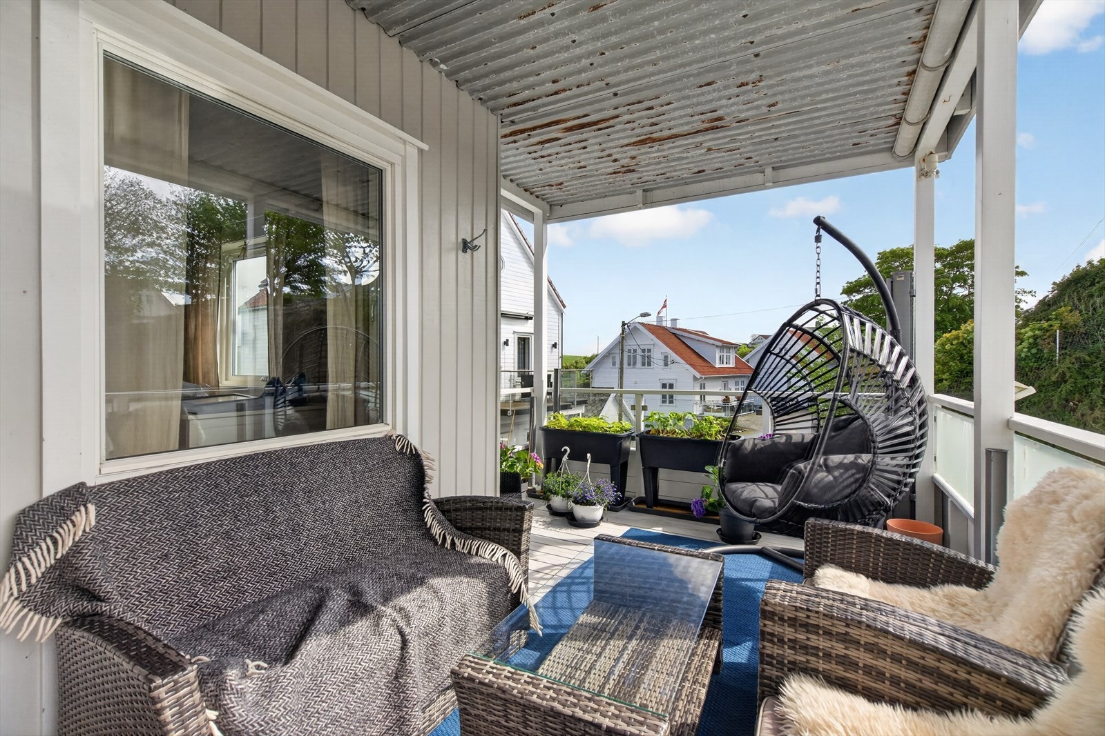 Gode møbleringsmuligheter, vindstille og lun terrasse som man kan benytte seg av på ettermiddag og kveld. Galleribilde