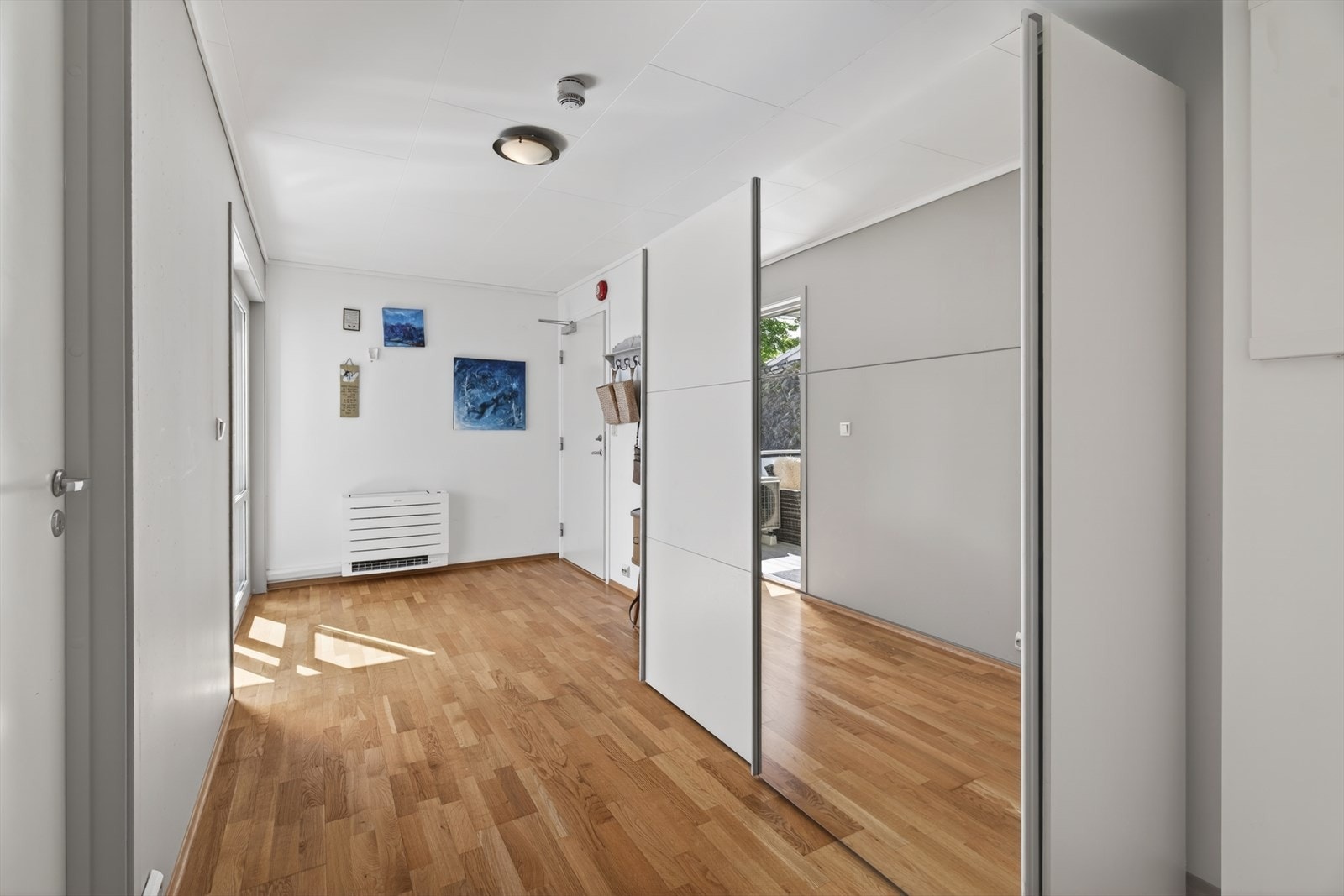 Stor og romslig entre som man ønskes velkommen inn til, med god plass til å henge fra seg jakker og parkere sko. Veggmontert varmepumpe som gir en god oppvarming i hele leiligheten Galleribilde