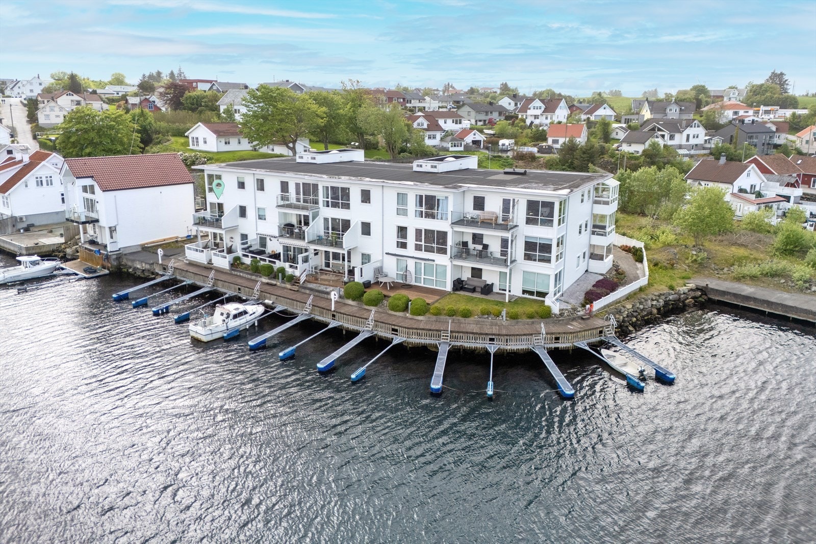 Sjønær 3-roms leilighet med heis og båtplass. Galleribilde