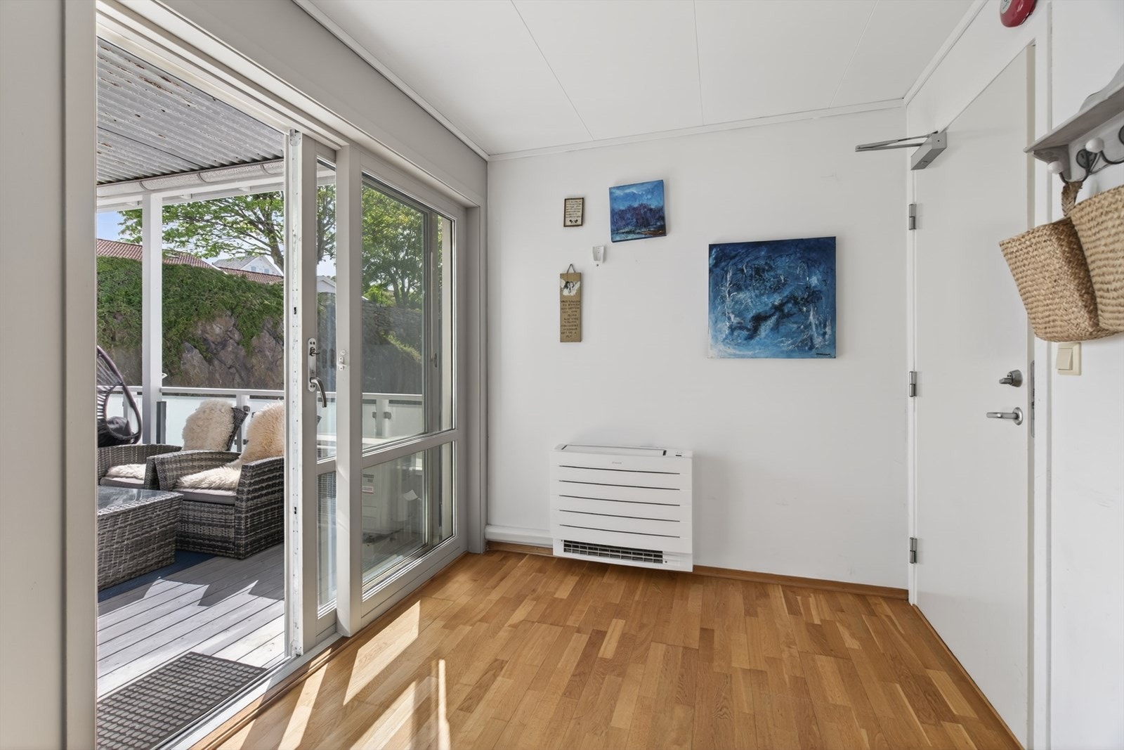 fra entréen kan man ta seg til leilighetens andre terrasse vendt mot vest, hvor man kan nyte solen til langt på kveld. Galleribilde