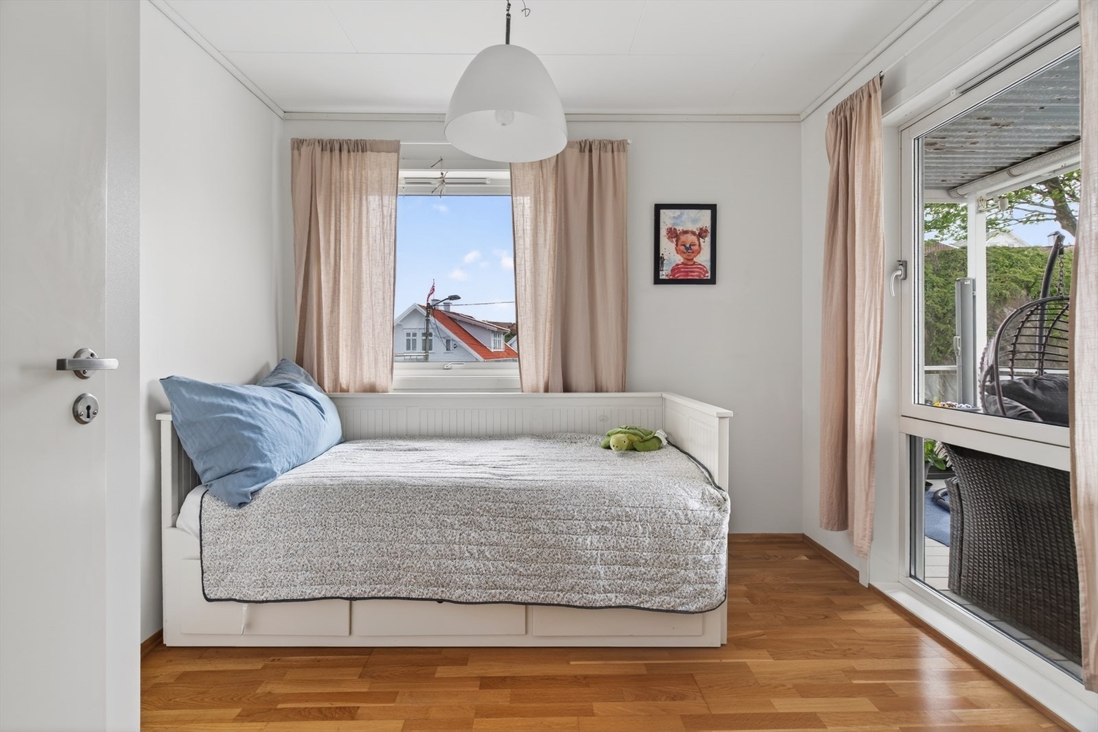 Soverom nr. 2 er også av god størrelse med rikelig med lysinnslipp fra store vinduer.
God plass til øvrige soveromsmøblement og garderobeskap. Galleribilde