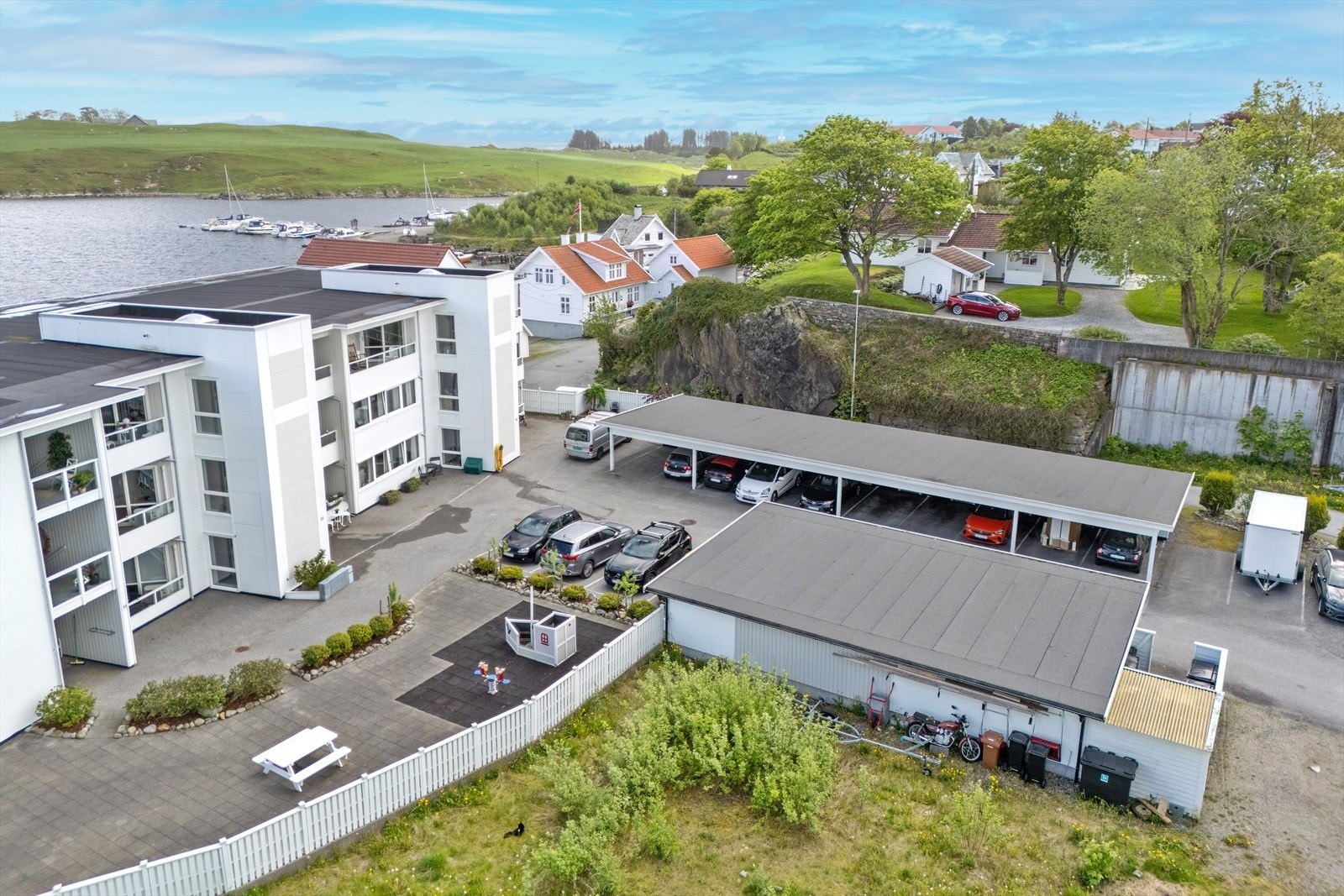 Borettslagets fellesarealer, som viser til parkering og lekestativer Galleribilde