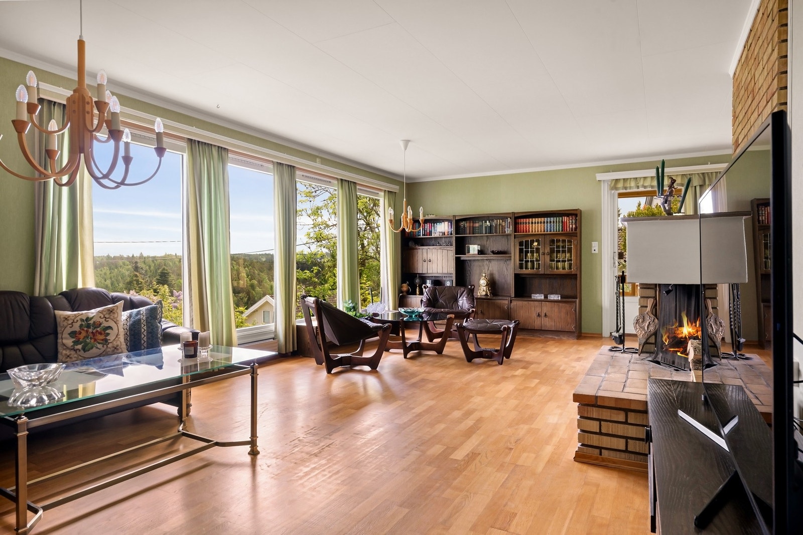Stue med store vindusflater Galleribilde