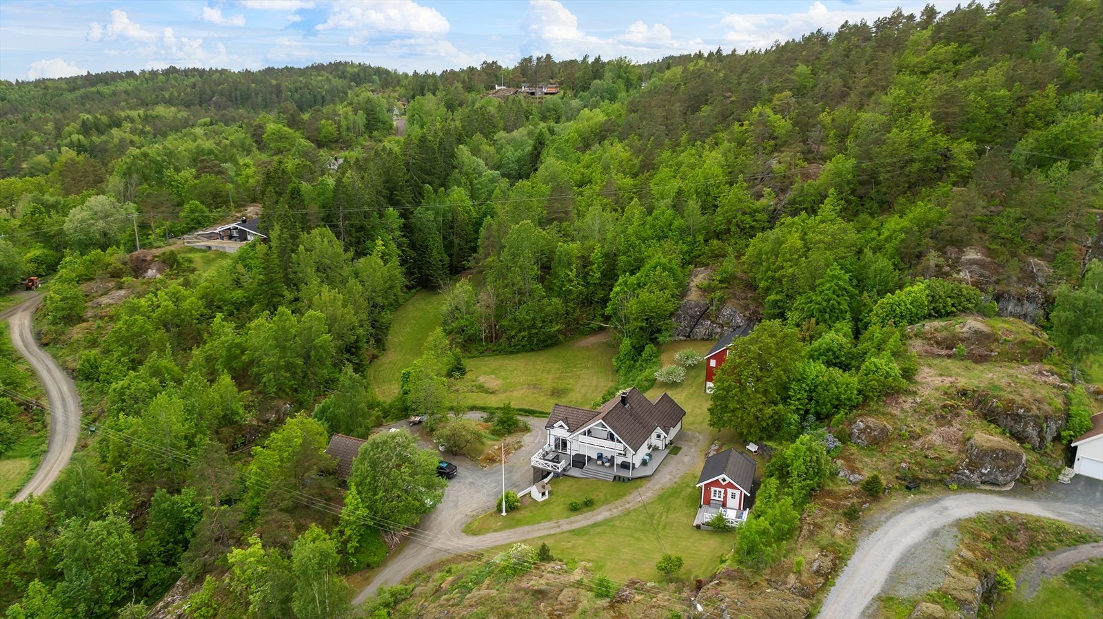 I området er det flott turterreng med bl.a. kyststien som ligger i grenseområde mot naboeiendommen. Galleribilde