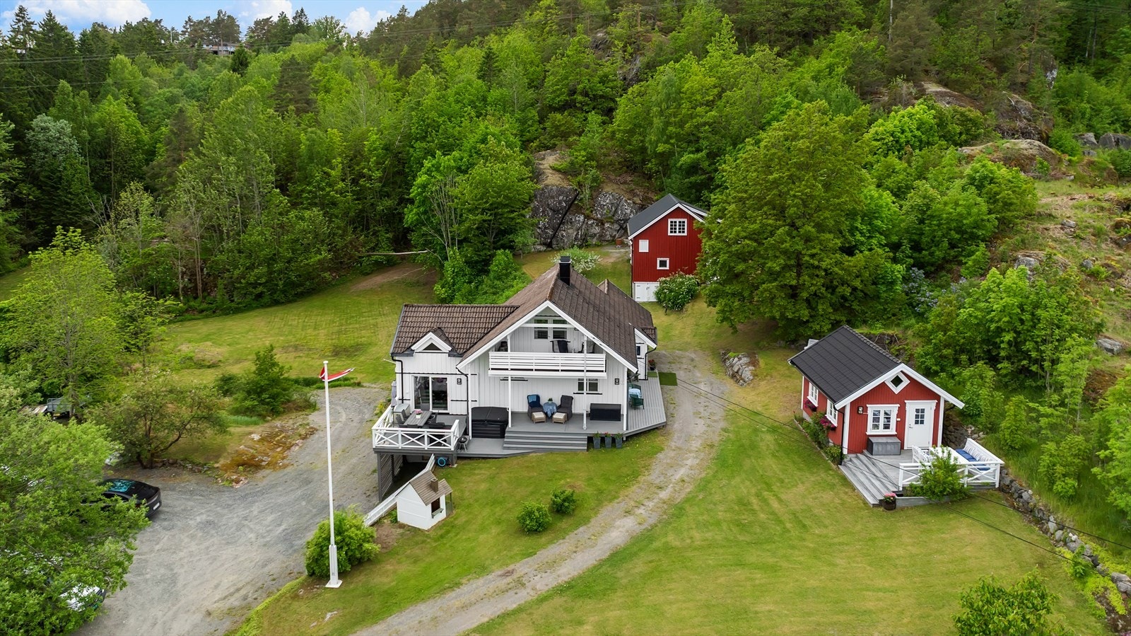 Eiendommen består av hovedhus, bryggerhus, låve, dobbel garasje, og egen strandlinje med sjøbod og brygge. Galleribilde