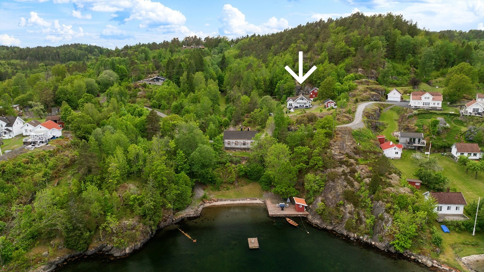 Til Kragerø sentrum er det ca 15 km, og om du velger bil eller hurtiggående båt er reisetiden ca. 25 minutter. Galleribilde