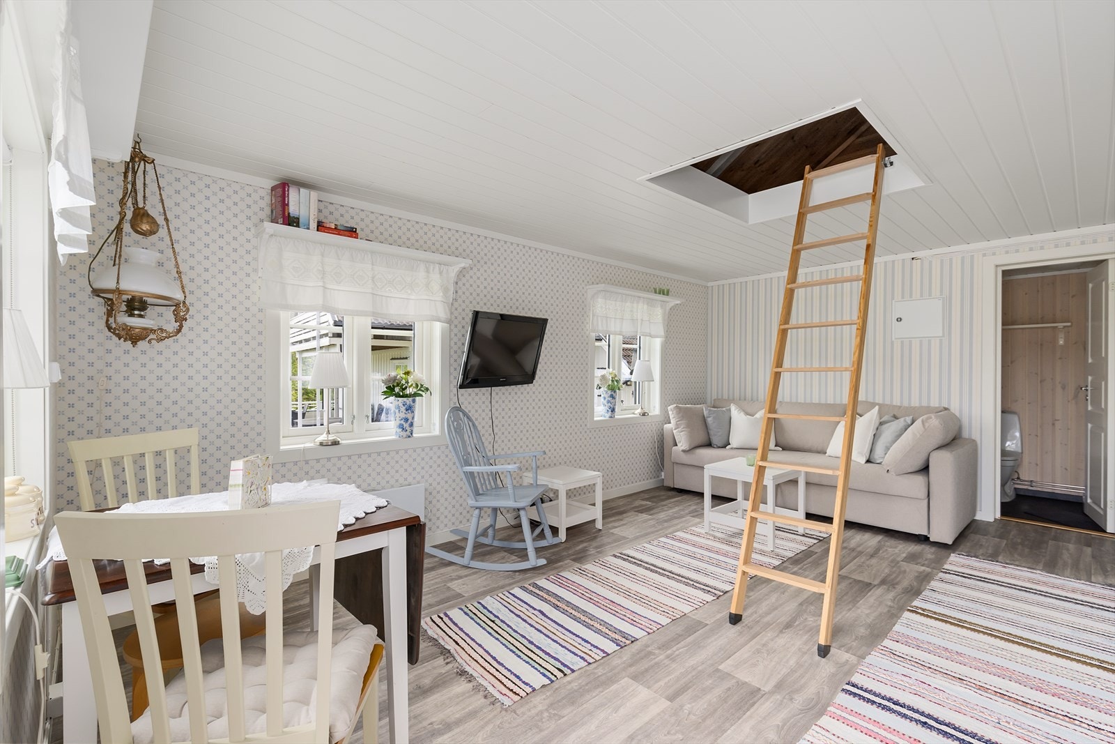 Bryggerhuset fremstår som koselig, med tapet på vegger og lysmalte overflater. Galleribilde