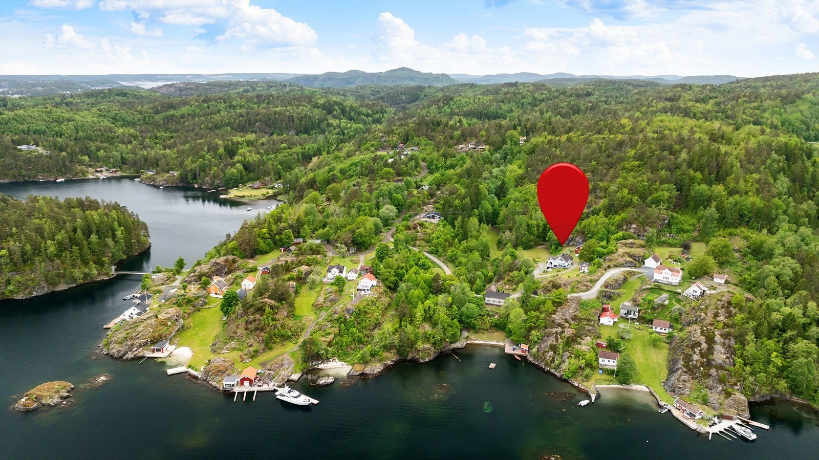 Barmsøyveien 11 er en idyllisk og svært flott eiendom beliggende ved Fossingfjorden. Galleribilde